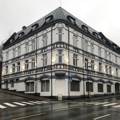 Prinsessegata 7 i Skien etter rehabilitering, hvit og grå fasade