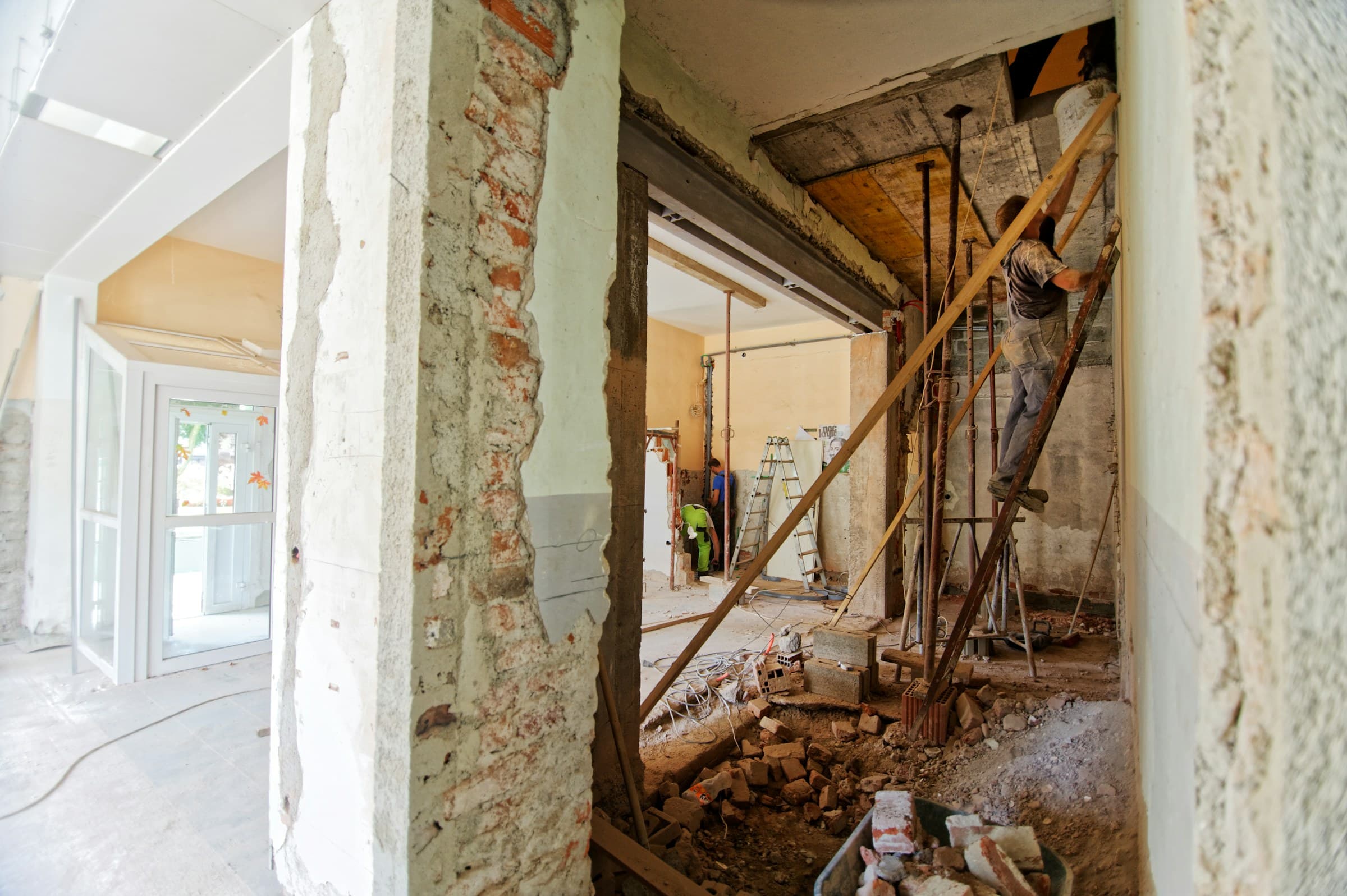 Rom under rehabilitering med bare vegger