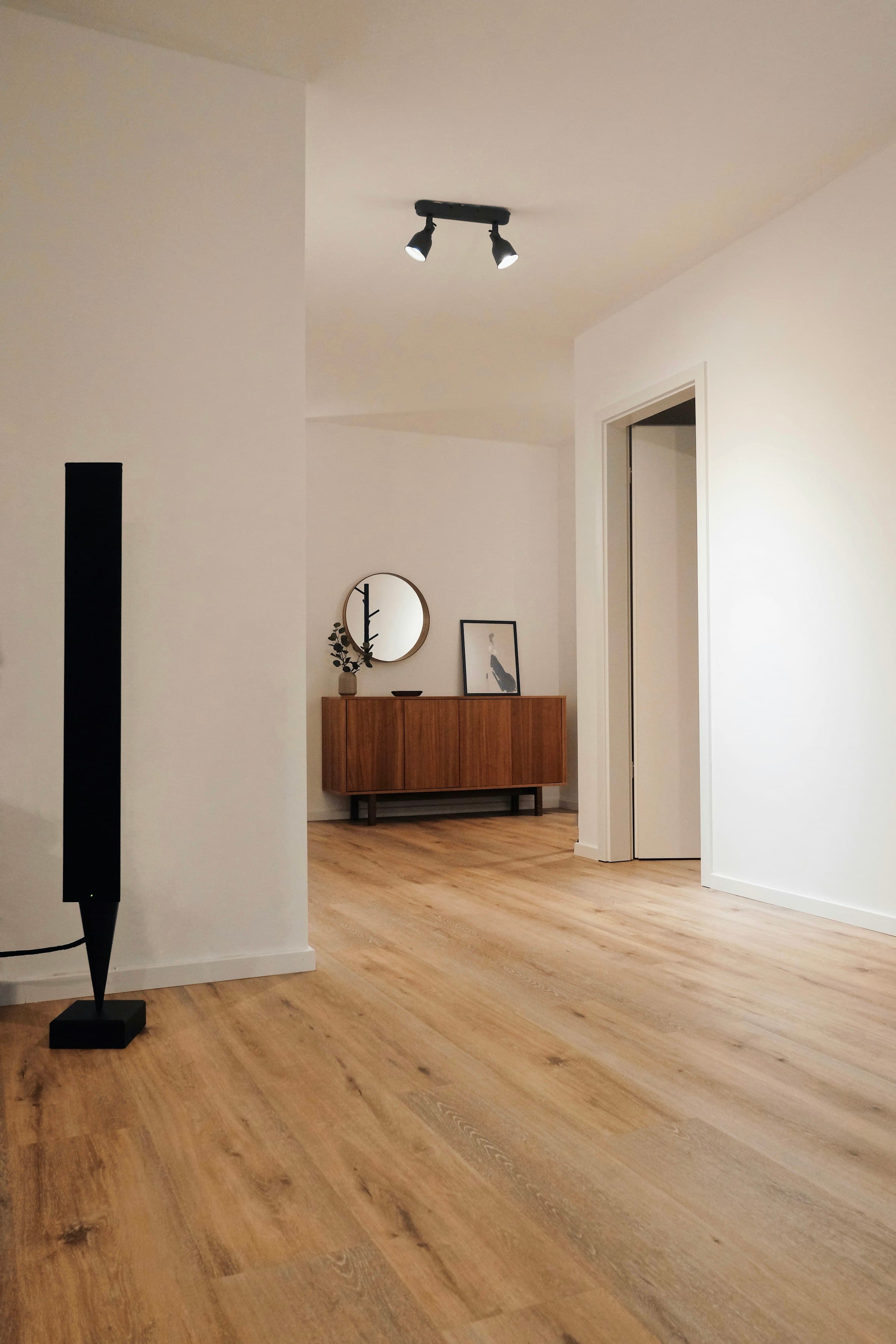 Nyoppusset rom med hvite vegger og parkett